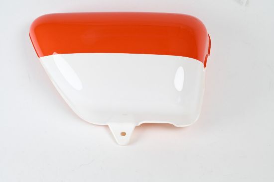 PictureAltAttribute - 33582A-Zijkap-AGM-Caferacer-Hanway-rechts-oranje-wit-403R50002RWHOR-JPG